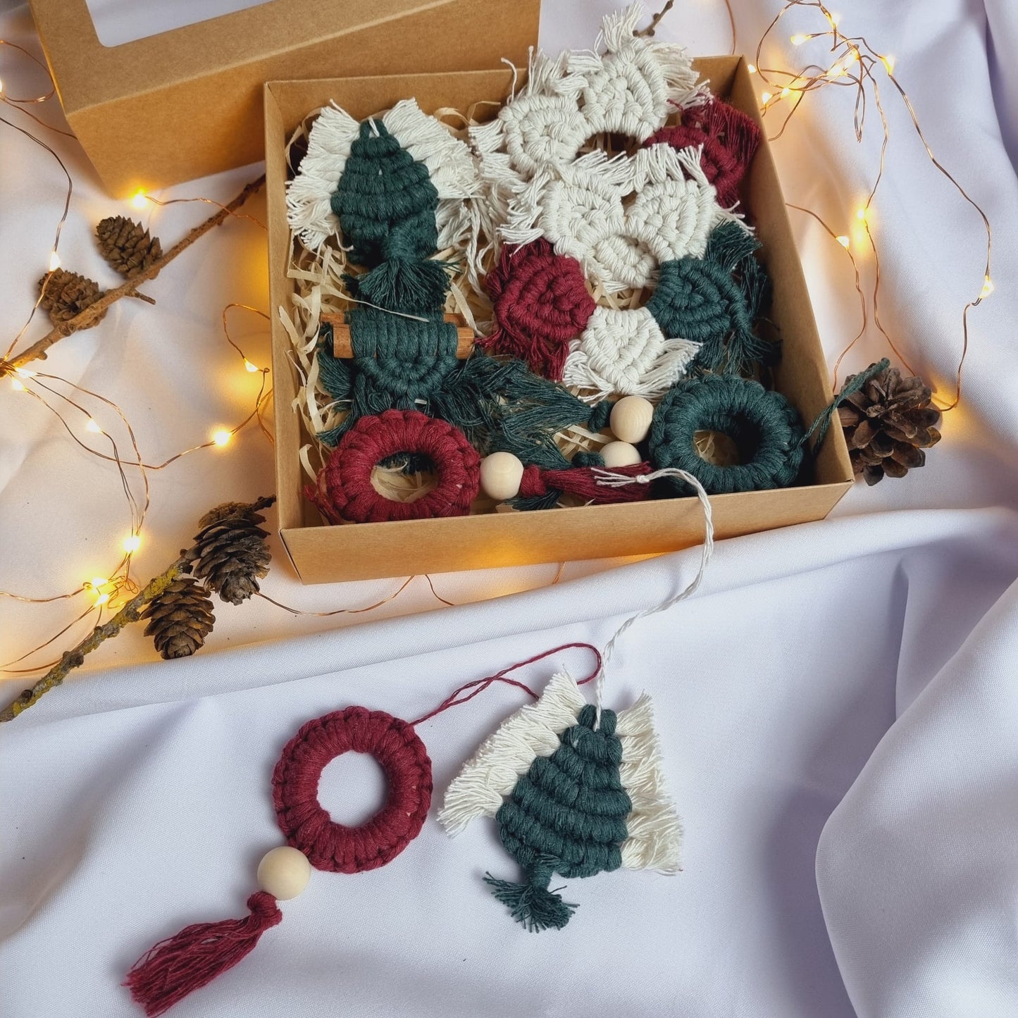 Kalėdų ornamentai „Eglutės, vainikai ir girliandos“
